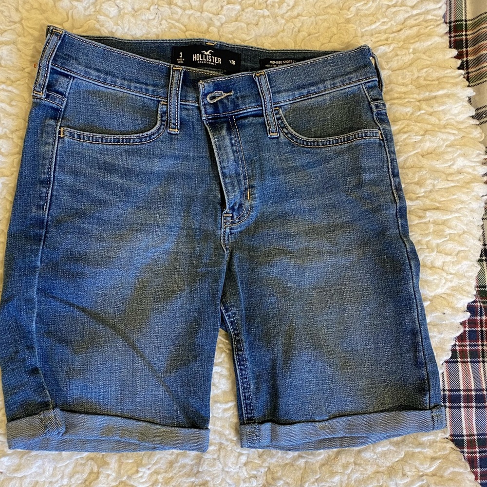 Hollister mid rise stretch shorts size 26 with 7” inseam.